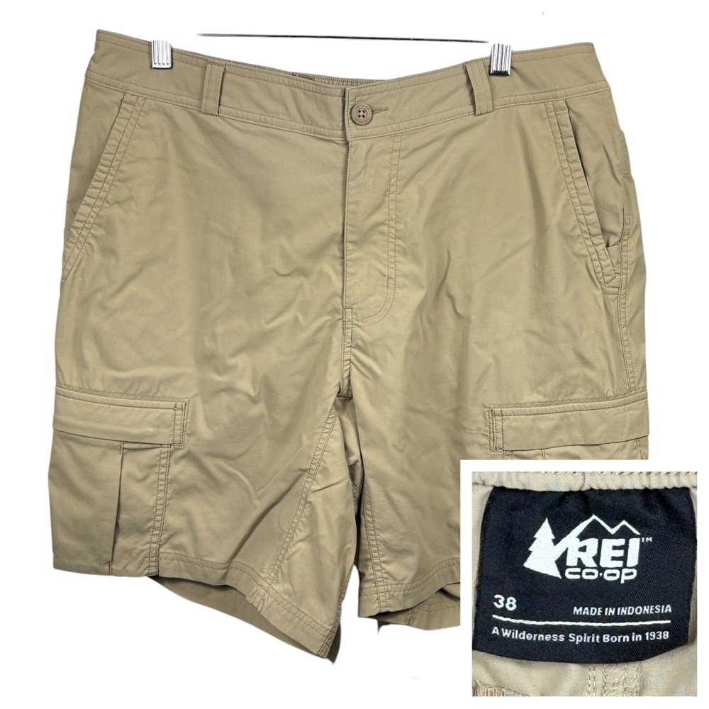 Men's REI Stretch Fabric‎ Expandable Waist Cargo Khaki Colored Shorts 38 Waist